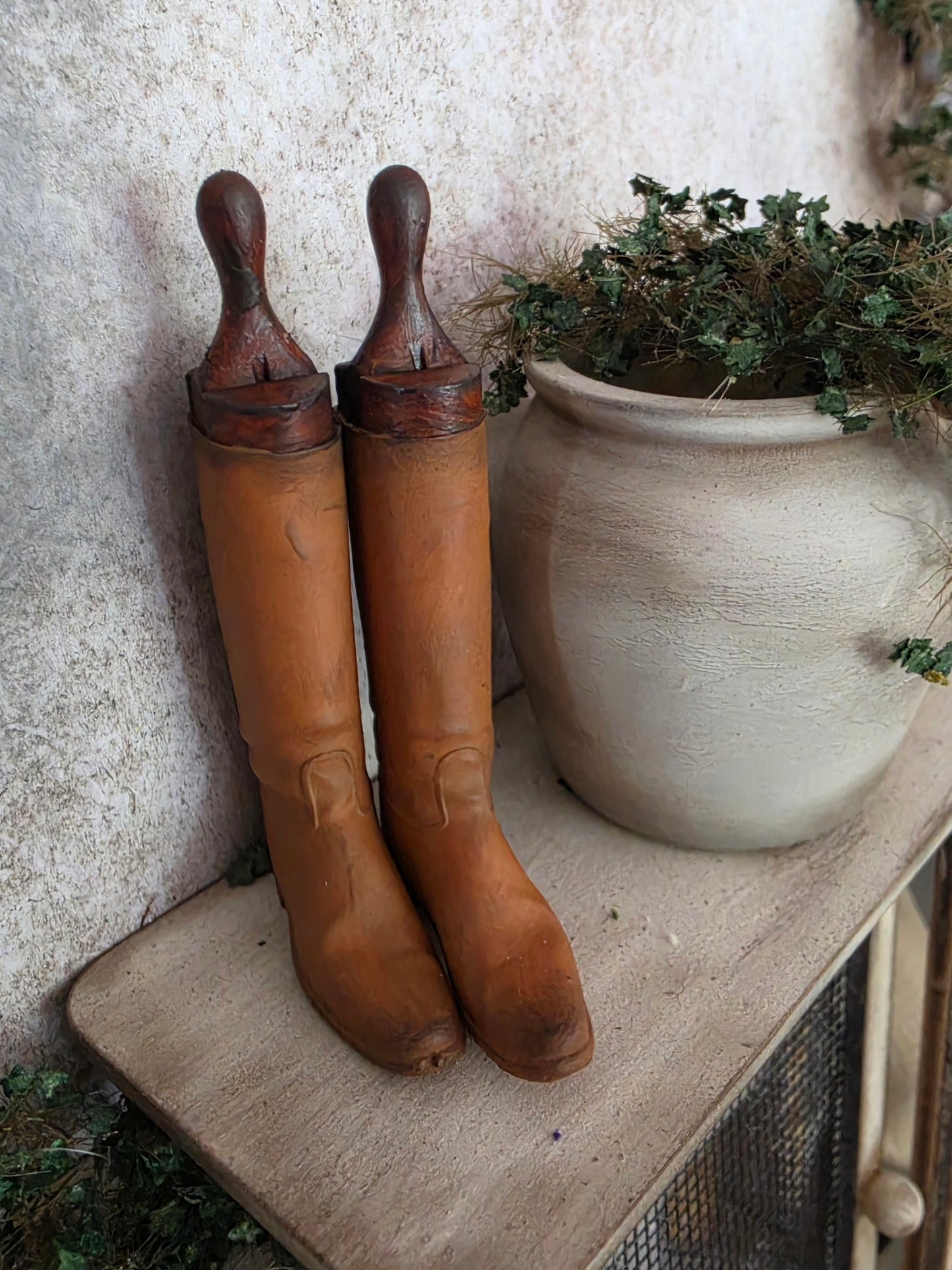 Miniatuur Vintage Paardrijlaarzen – Handgemaakt in Brocante Stijl 1:12