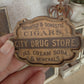 Miniatuur Vintage Reclamebord "Drug Store" – Handgemaakt in Brocante Stijl 1:12