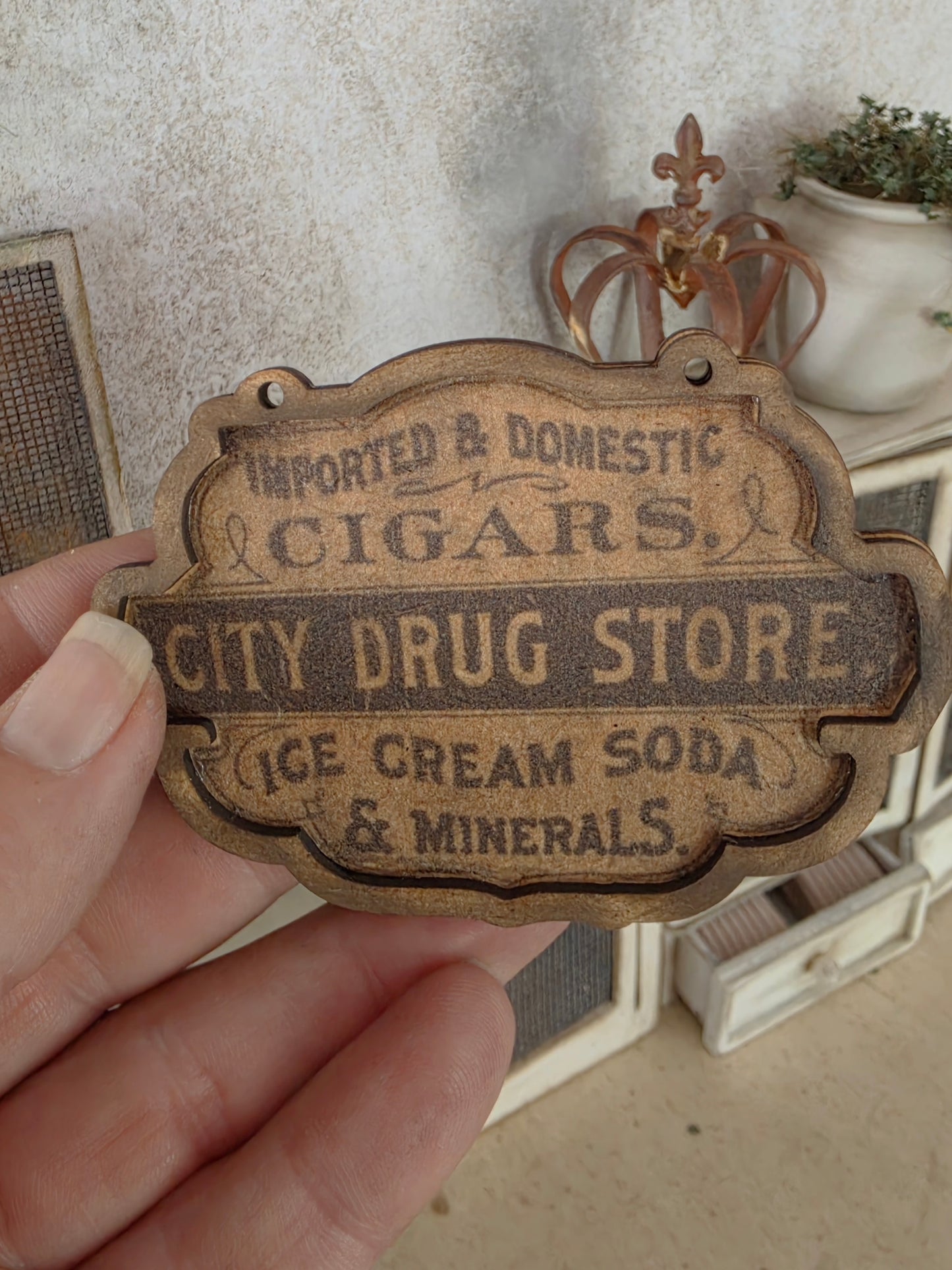 Miniatuur Vintage Reclamebord "Drug Store" – Handgemaakt in Brocante Stijl 1:12