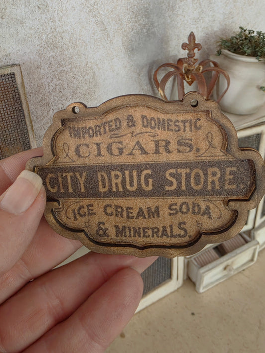 Miniatuur Vintage Reclamebord "Drug Store" – Handgemaakt in Brocante Stijl 1:12
