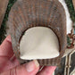 Miniatuur Brocante Rieten Stoel 1:12 | Handgemaakt & Handbeschilderd | Resin Rotan Stoel | Landelijke Poppenhuis Decoratie