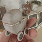 Miniatuur Oude Rieten Poppenwagen – Handgemaakt in Brocante Stijl 1:12