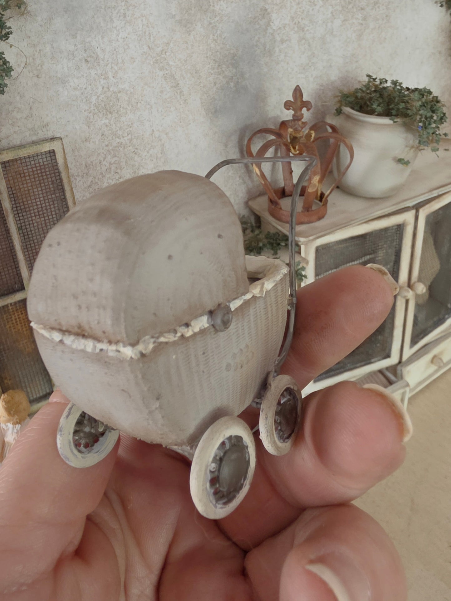 Miniatuur Oude Rieten Poppenwagen – Handgemaakt in Brocante Stijl 1:12