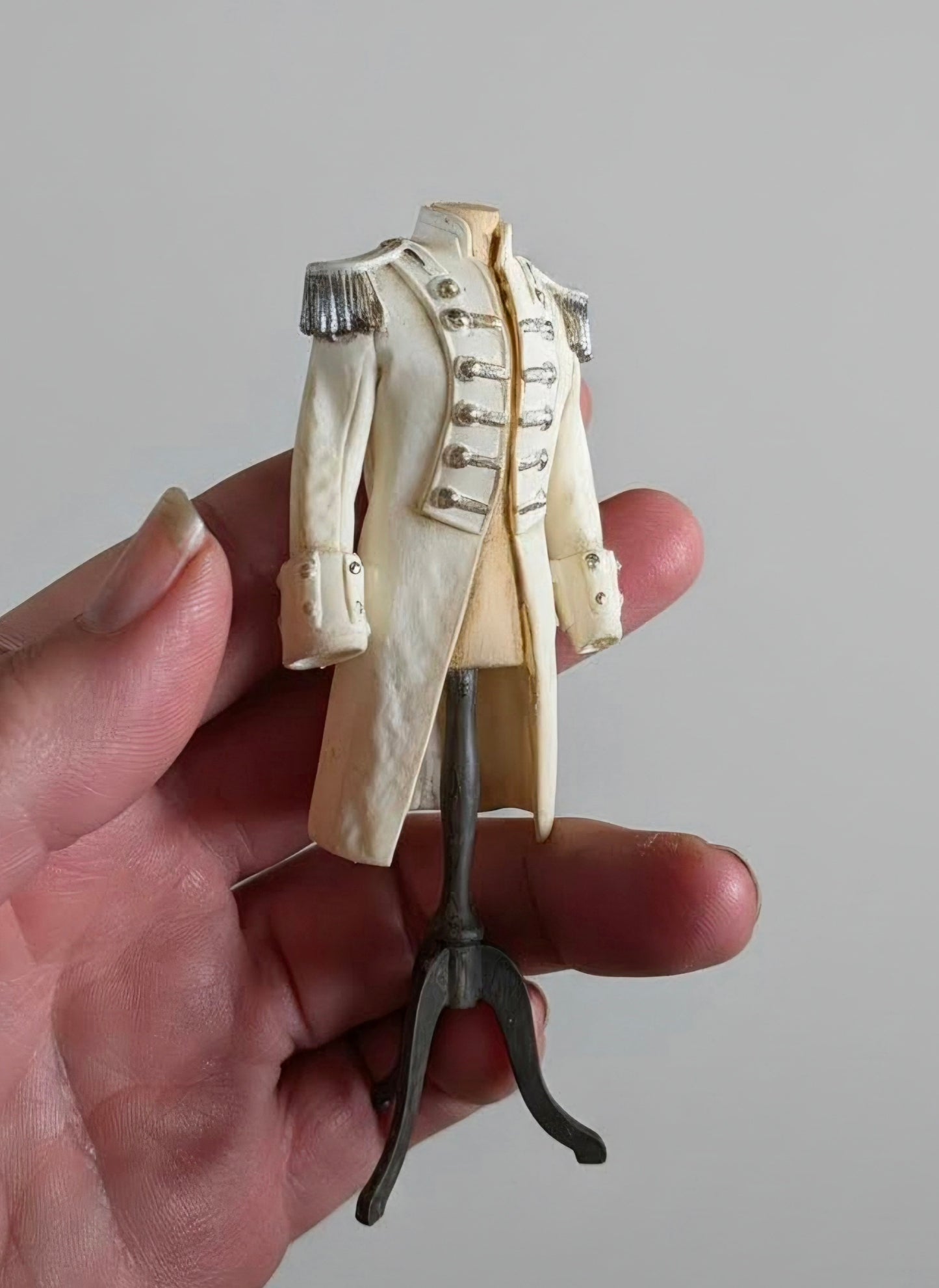 Miniatuur paspop met Napoleon jas schaal 1 op 12 historisch poppenhuis decor