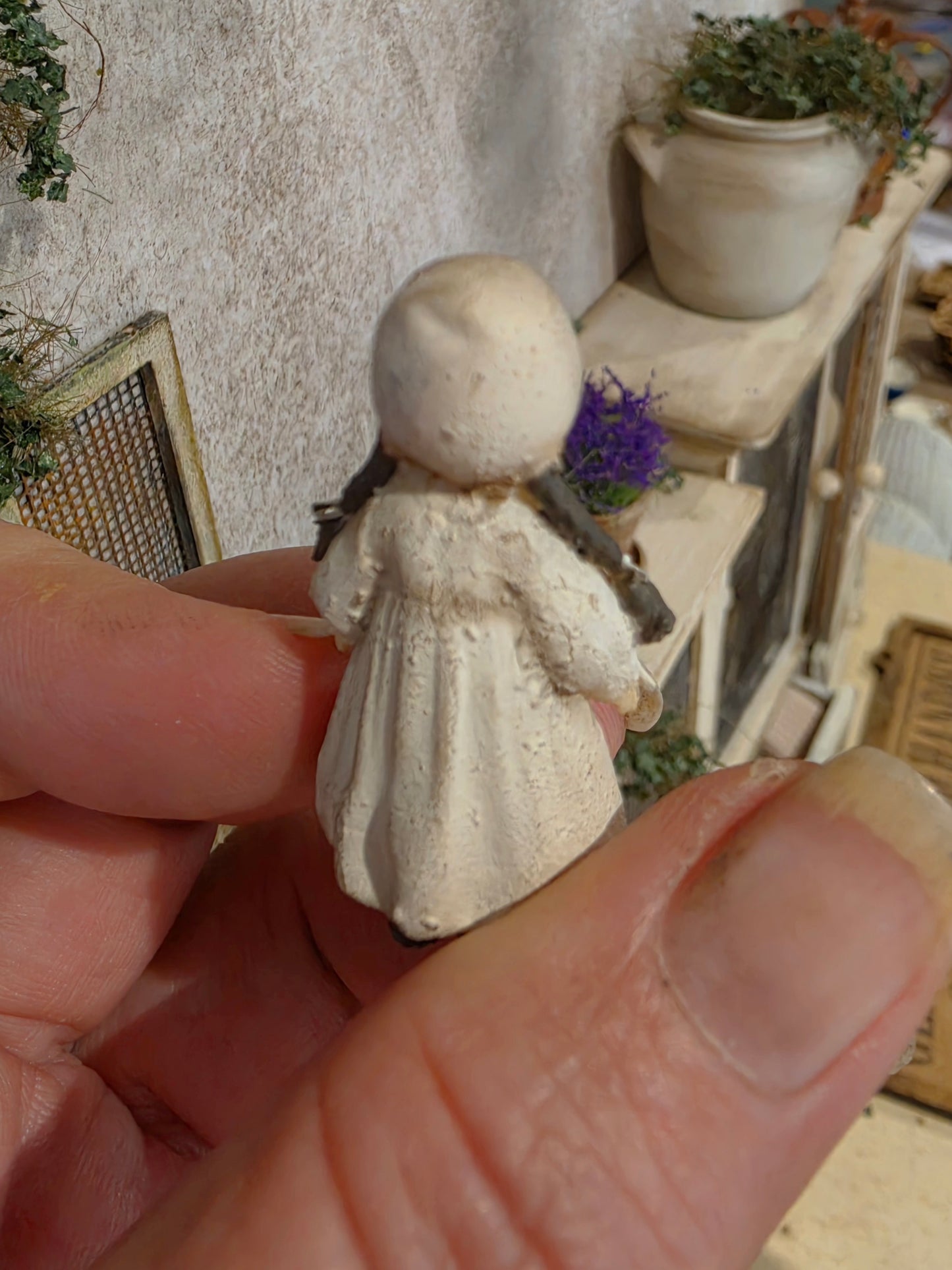 Miniatuur Popje in Vintage Stijl 1:12 | Geïnspireerd op Klassieke Käthe Kruse Poppen | Handgemaakt & Handbeschilderd | Resin Poppenhuis Miniatuur