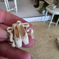 Miniatuur Balletschoentjes met Linten – Victoriaanse Elegantie