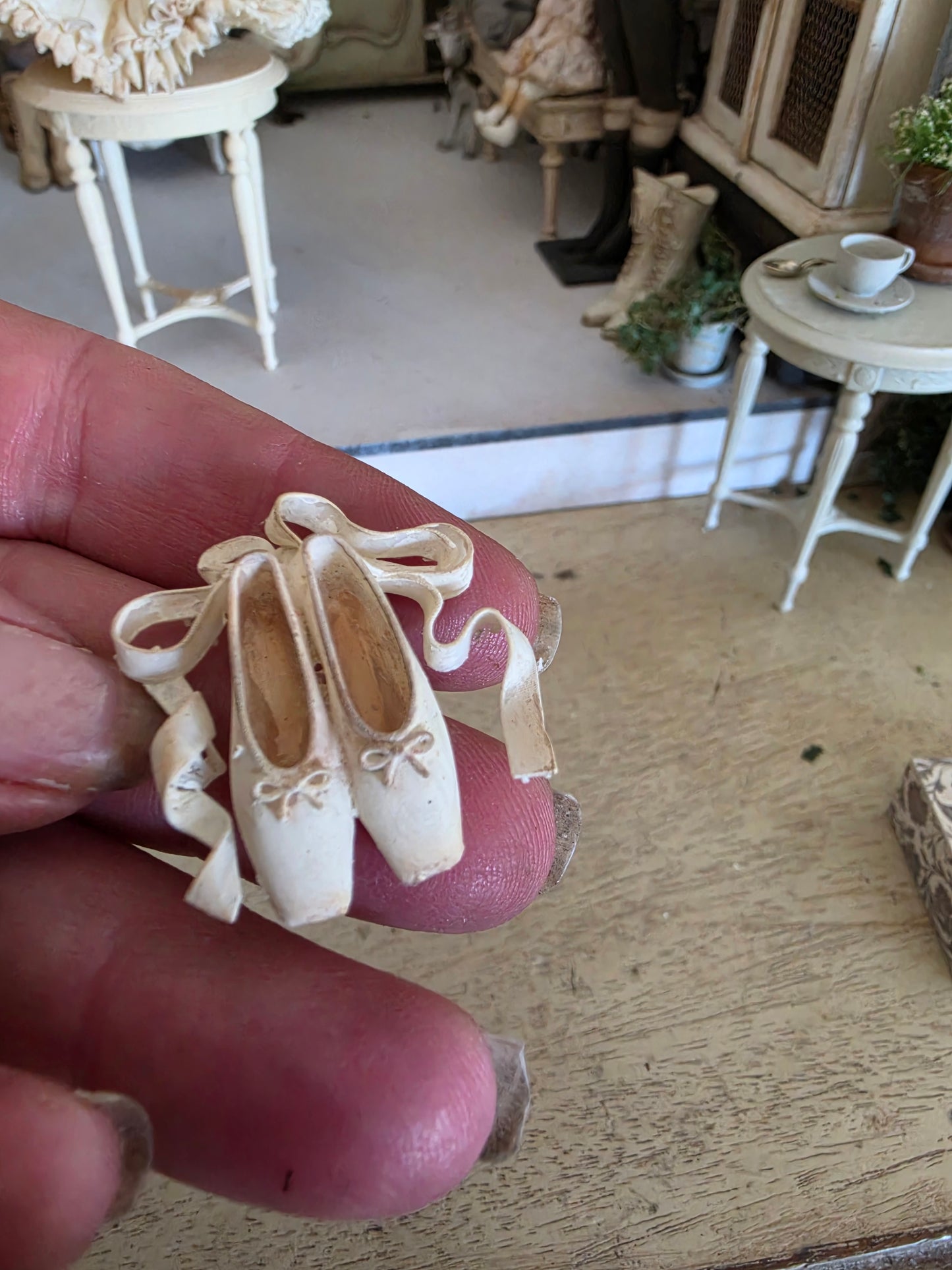 Miniatuur Balletschoentjes met Linten – Victoriaanse Elegantie
