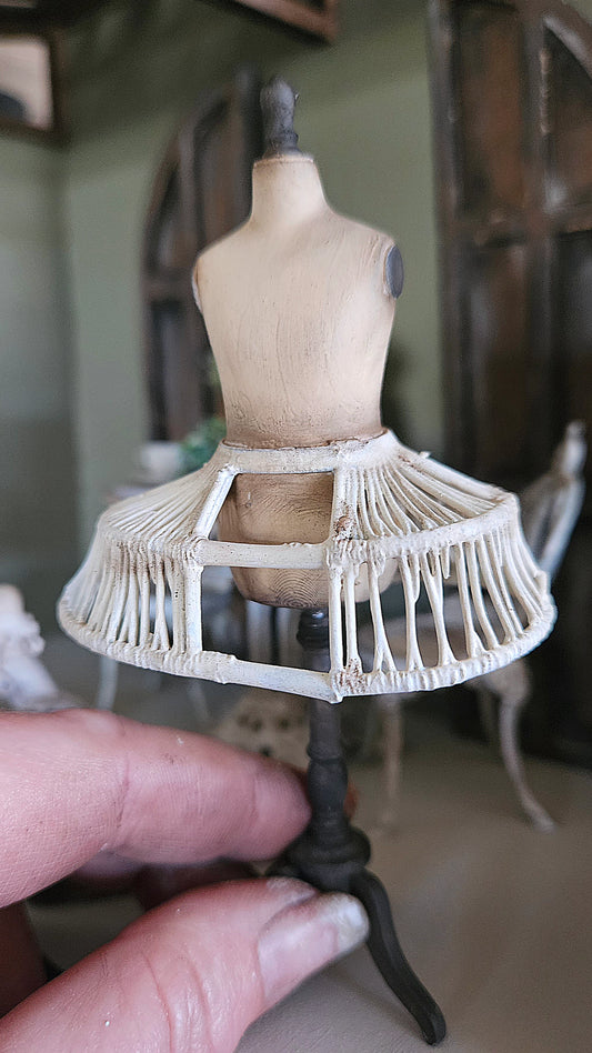 Miniatuur paspopje met crinoline
