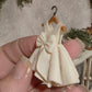Miniatuur Kledinghanger met Romantisch Jurkje 1:12 | Handgemaakt & Handbeschilderd | Brocante Resin Jurk | Poppenhuis Decoratie