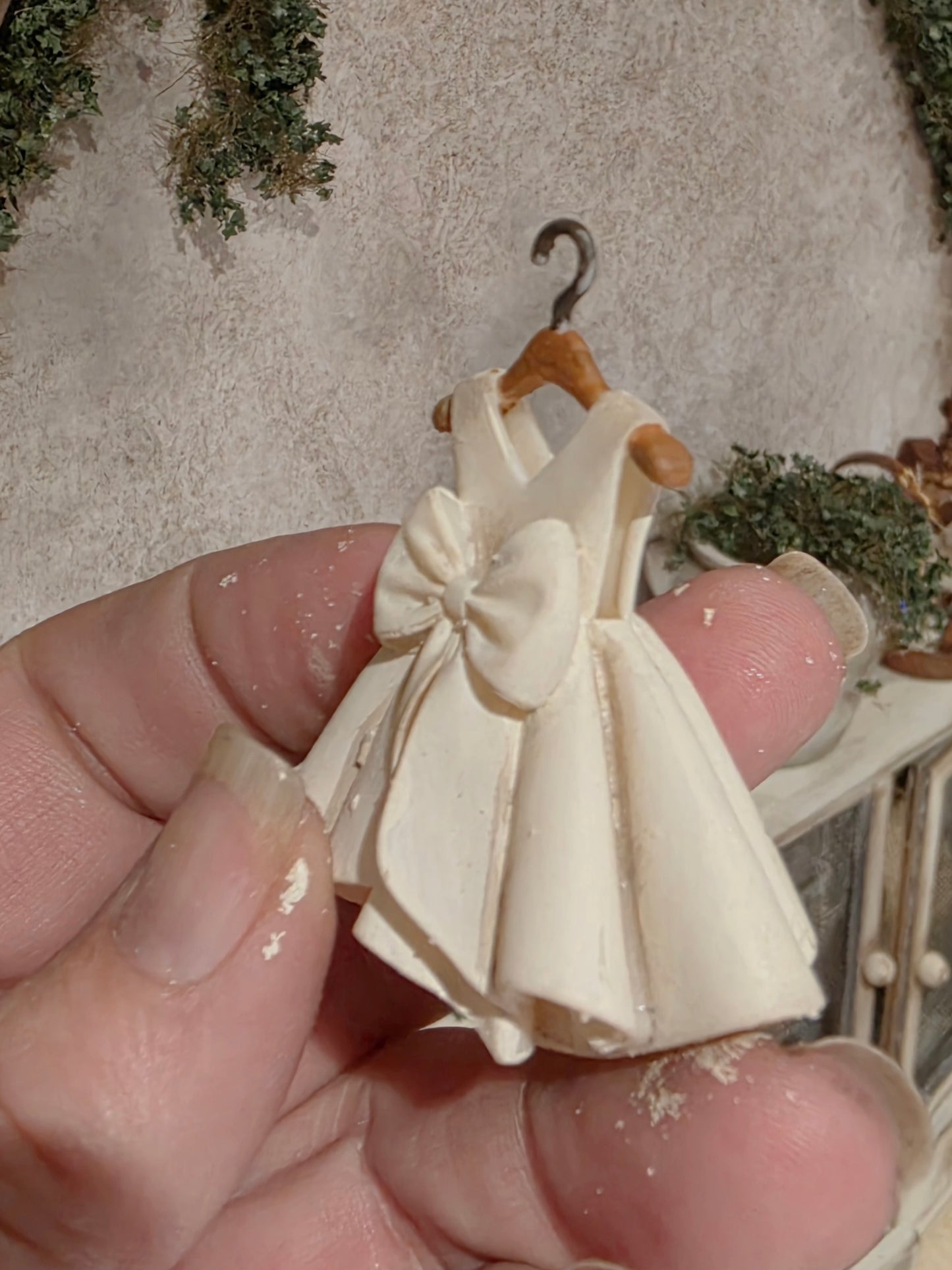 Miniatuur Kledinghanger met Romantisch Jurkje 1:12 | Handgemaakt & Handbeschilderd | Brocante Resin Jurk | Poppenhuis Decoratie