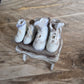 Miniatuur schoentjes op krukje Handbeschilderde Miniatuur in Brocante Old Look – Schaal 1:12