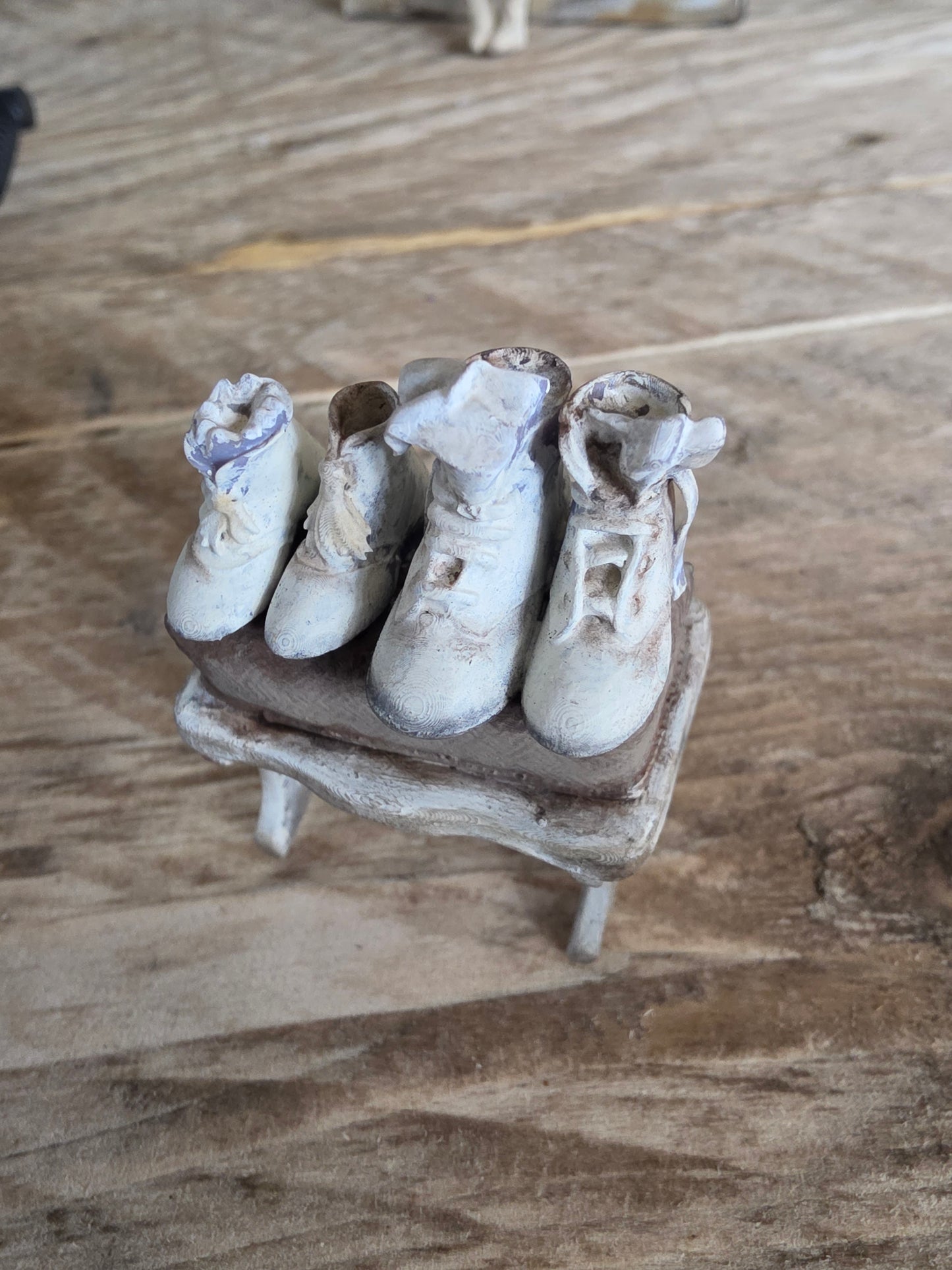 Miniatuur schoentjes op krukje Handbeschilderde Miniatuur in Brocante Old Look – Schaal 1:12