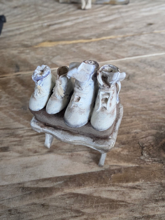 Miniatuur schoentjes op krukje Handbeschilderde Miniatuur in Brocante Old Look – Schaal 1:12