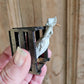 Miniatuur Witte Gans  in Houten Krat – 1:12 – Pasen, Lente – Handbeschilderd Poppenhuis Diorama