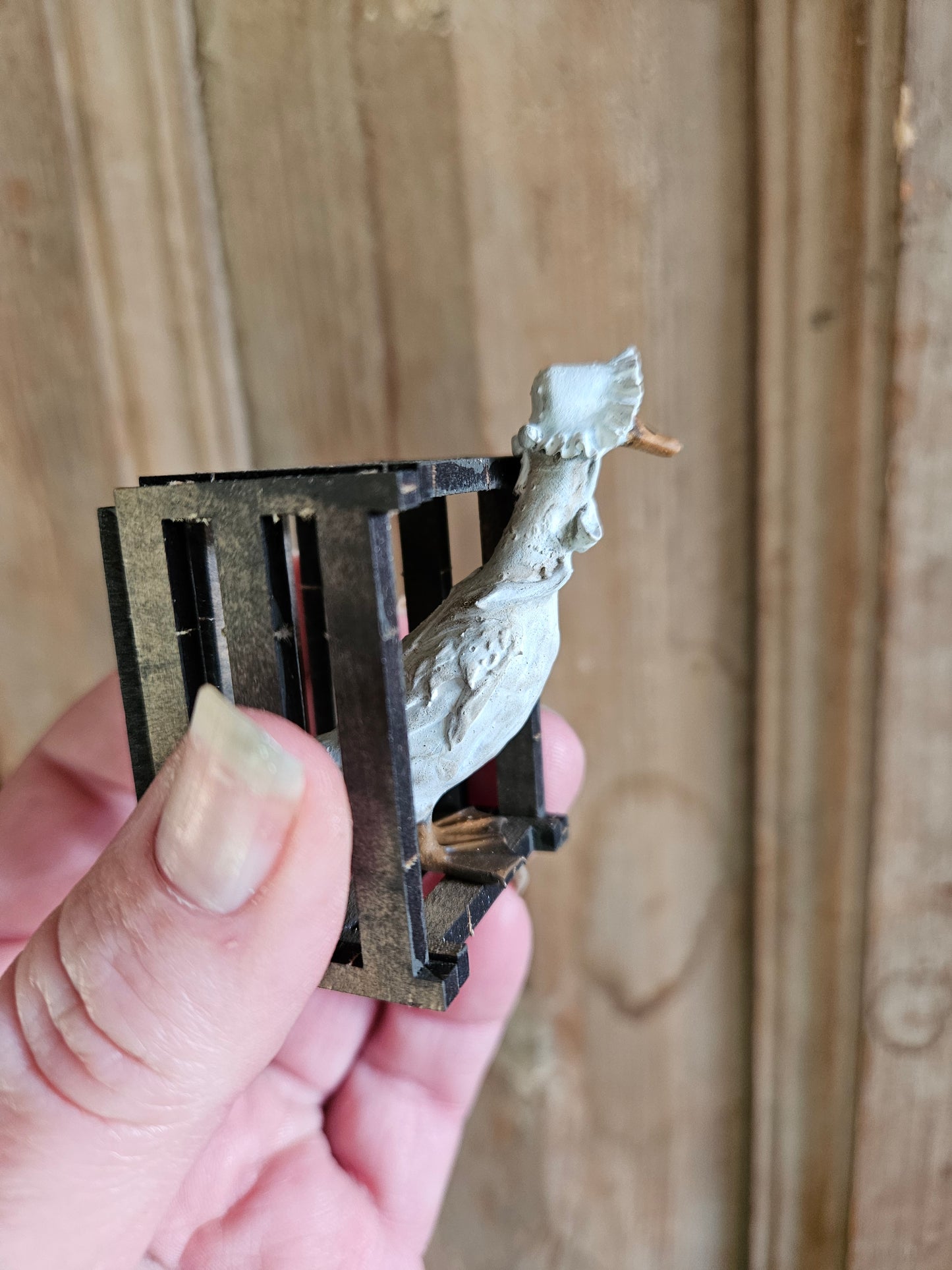 Miniatuur Witte Gans  in Houten Krat – 1:12 – Pasen, Lente – Handbeschilderd Poppenhuis Diorama
