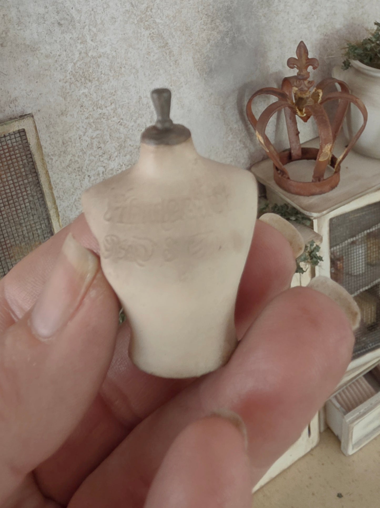 Miniatuur Toonbankbuste met Tekst – Handgemaakt in Brocante Stijl