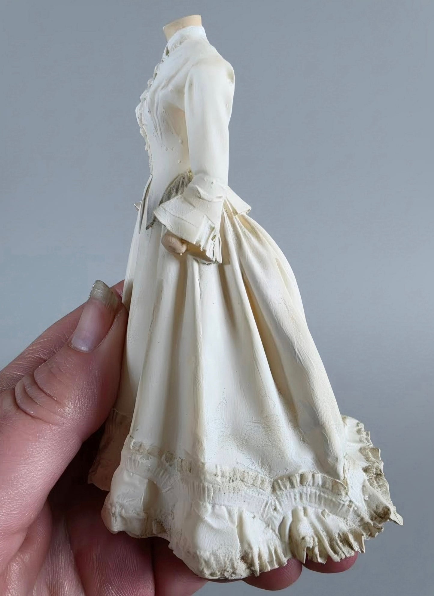 Miniatuur paspop met Victoriaanse jurk schaal 1 op 12 handgemaakt poppenhuis decoratie