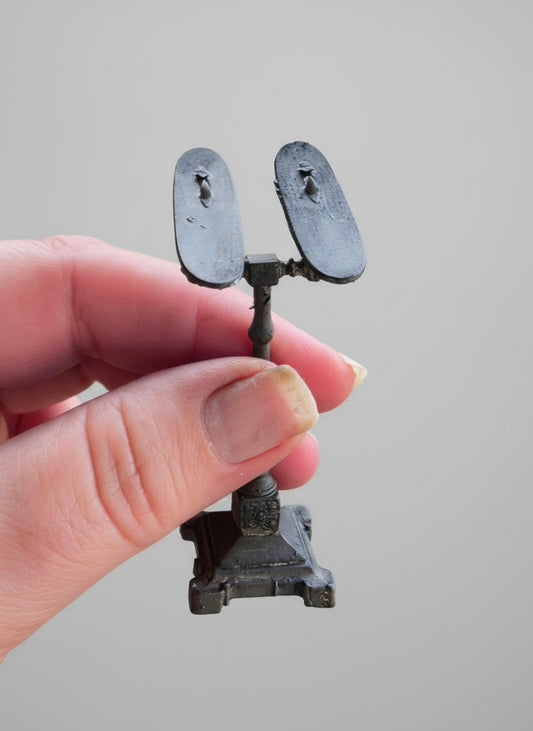 Miniatuur Oude Schoenenstandaard – Victoriaanse Winkelcharme