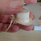 Miniatuur Elegant Hoedje met strik – Victoriaanse Brocante Charme