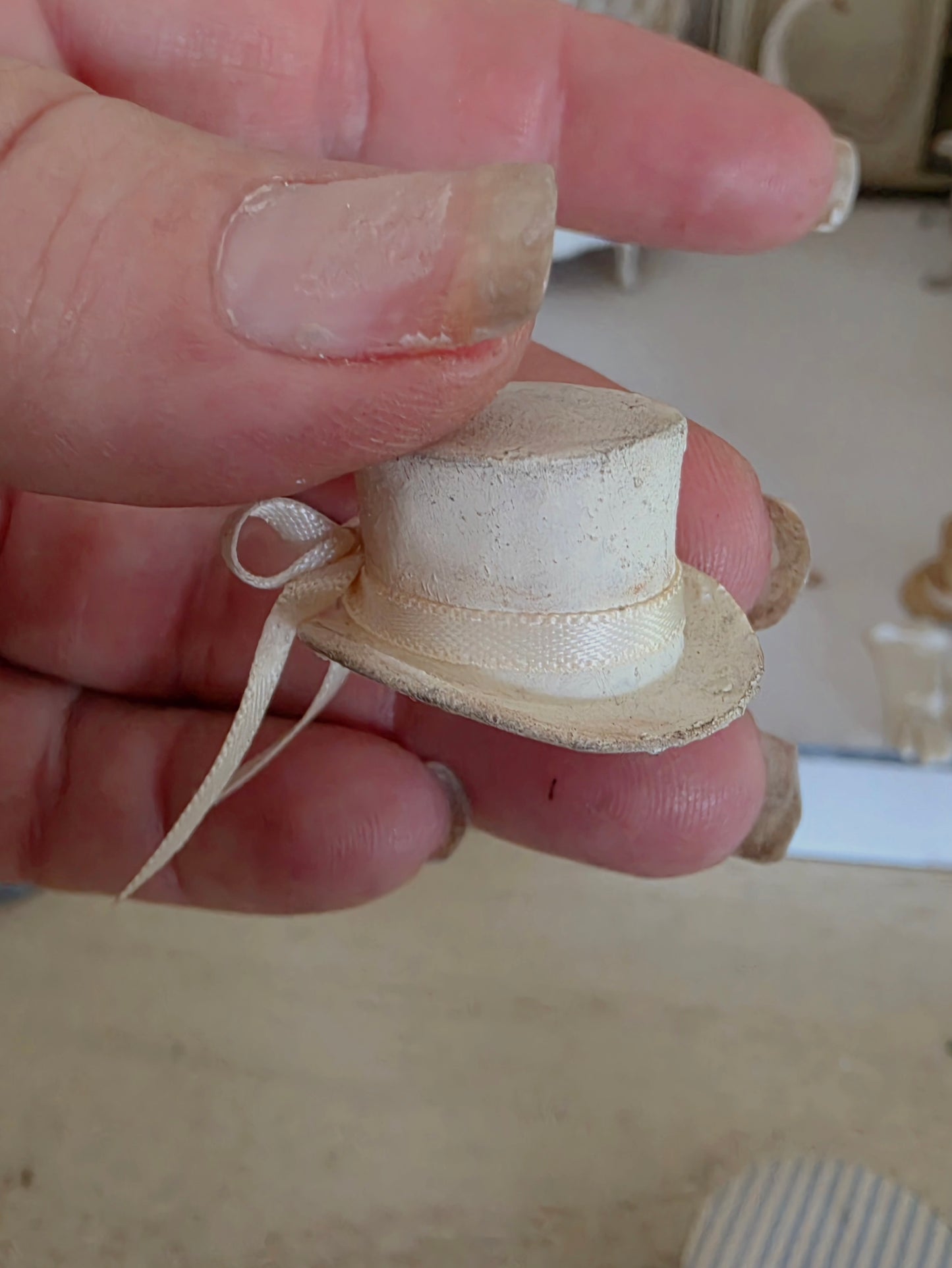 Miniatuur Elegant Hoedje met strik – Victoriaanse Brocante Charme
