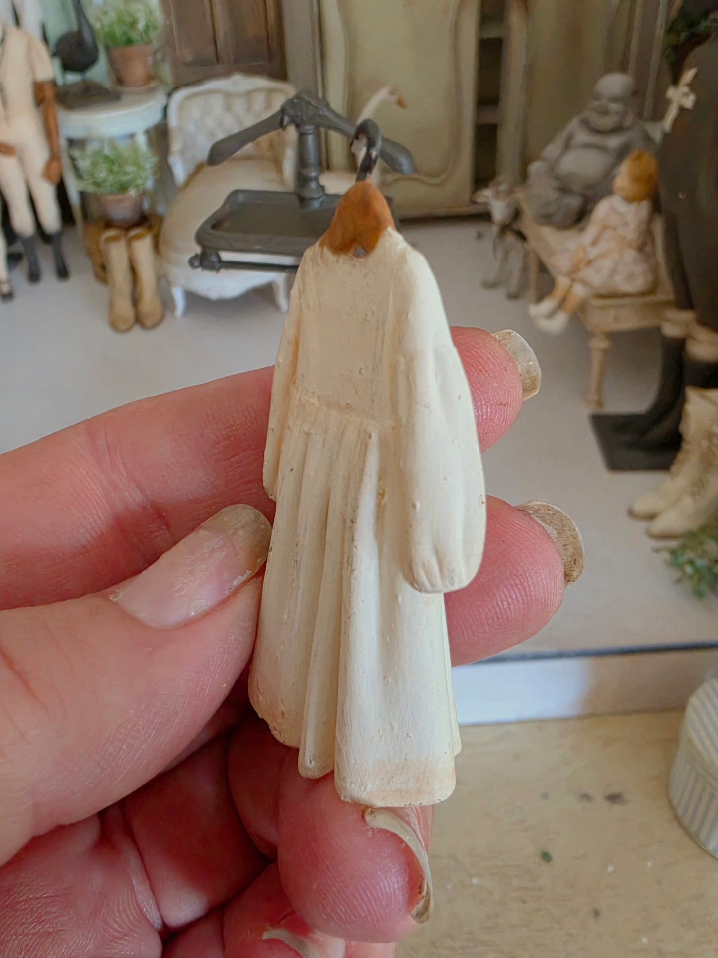 Miniatuur Victoriaans Jurkje op Hanger – Romantische Brocante Elegantie