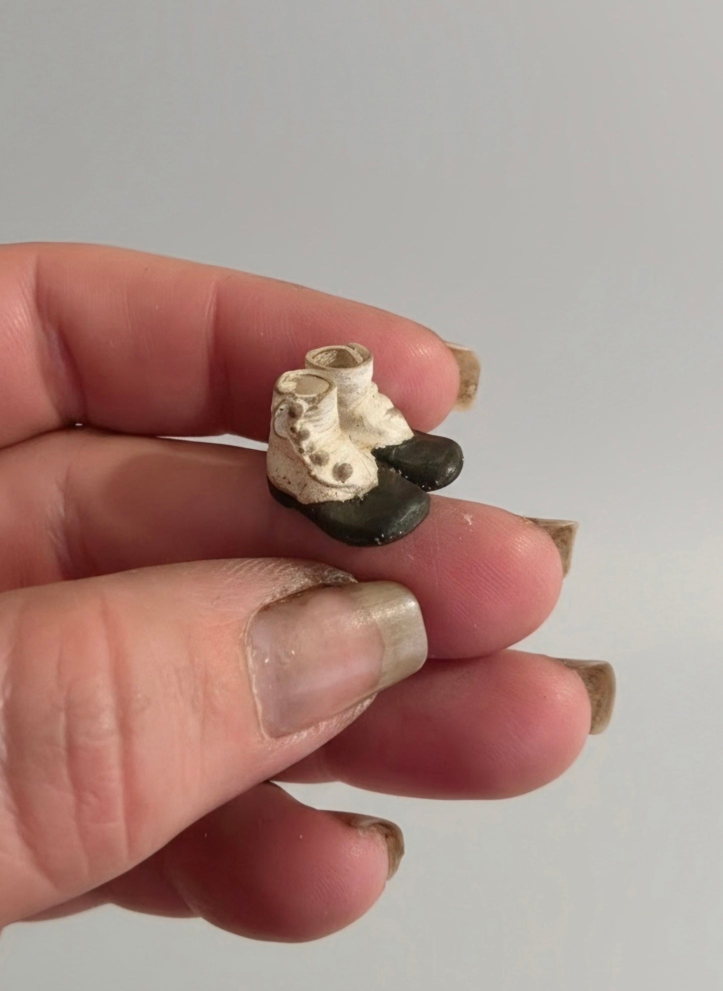 Handbeschilderd Victoriaans Miniatuur Schoentje – Brocante Decoratie in Miniatuur