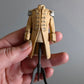 Miniatuur paspop met Beige Napoleon jas schaal 1 op 12 historisch poppenhuis decor (kopie)