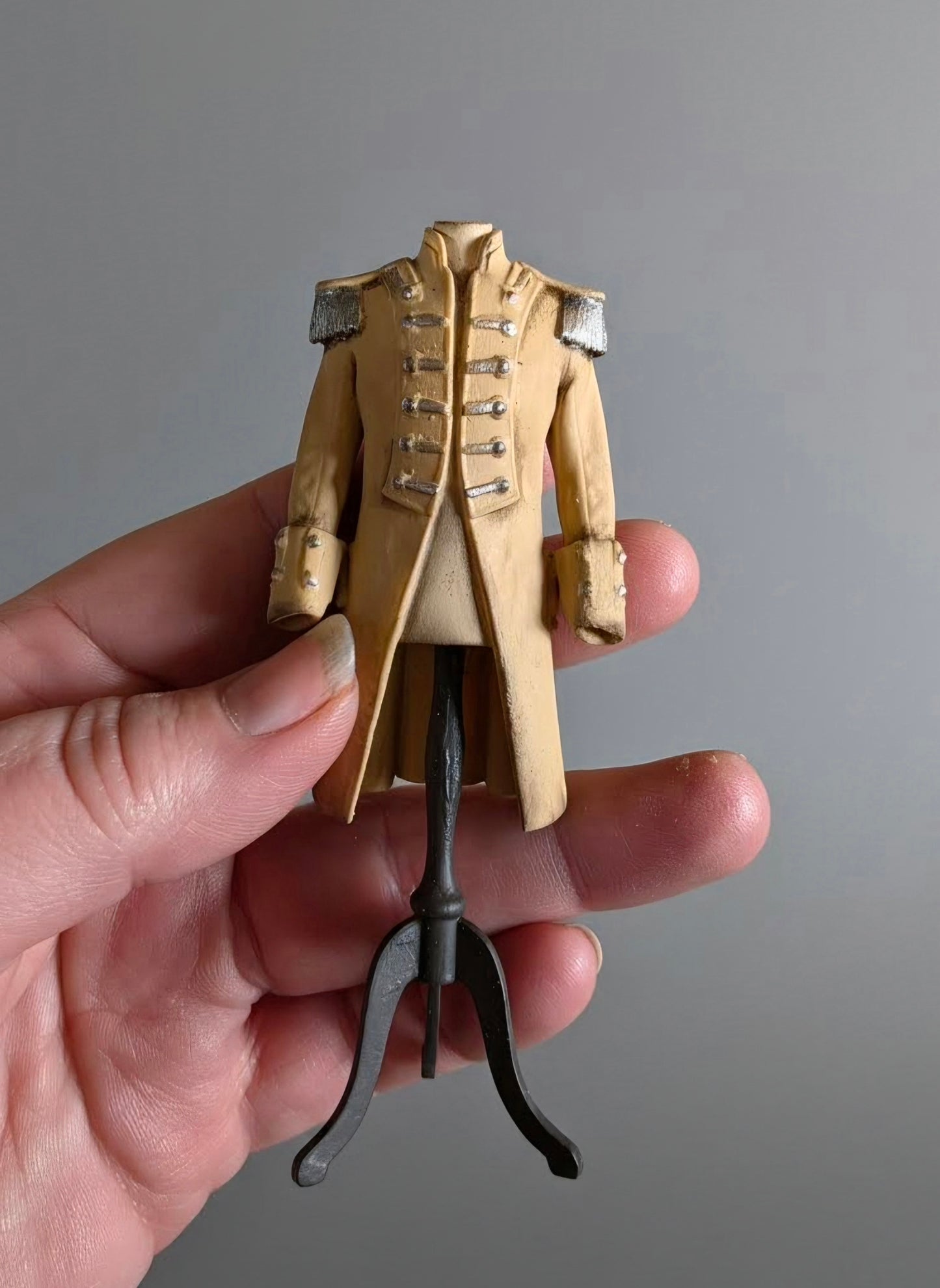 Miniatuur paspop met Beige Napoleon jas schaal 1 op 12 historisch poppenhuis decor (kopie)