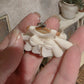 Miniatuur Kledinghanger met Romantisch Jurkje 1:12 | Handgemaakt & Handbeschilderd | Brocante Resin Jurk | Poppenhuis Decoratie