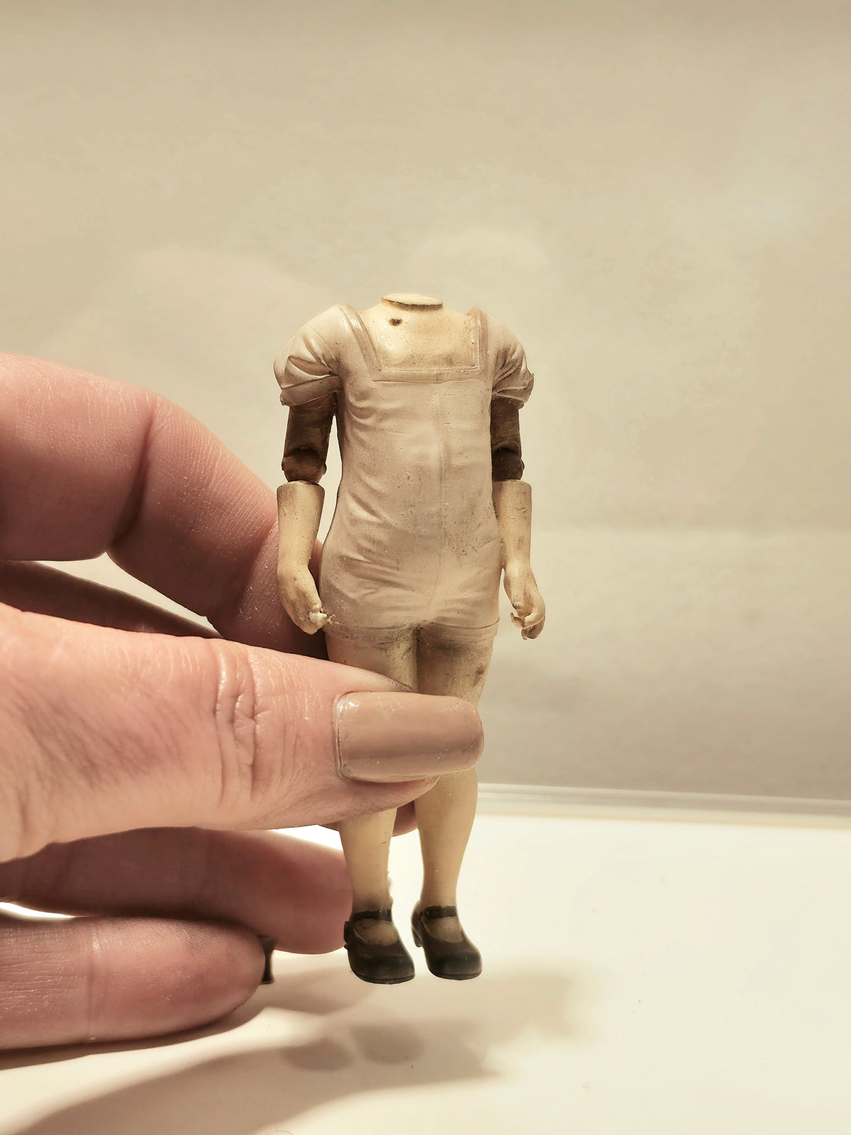 Miniatuur Kinderpaspopje met Buikje | Vintage Mannequin | Brocante Miniatuur | Handbeschilderd Resin