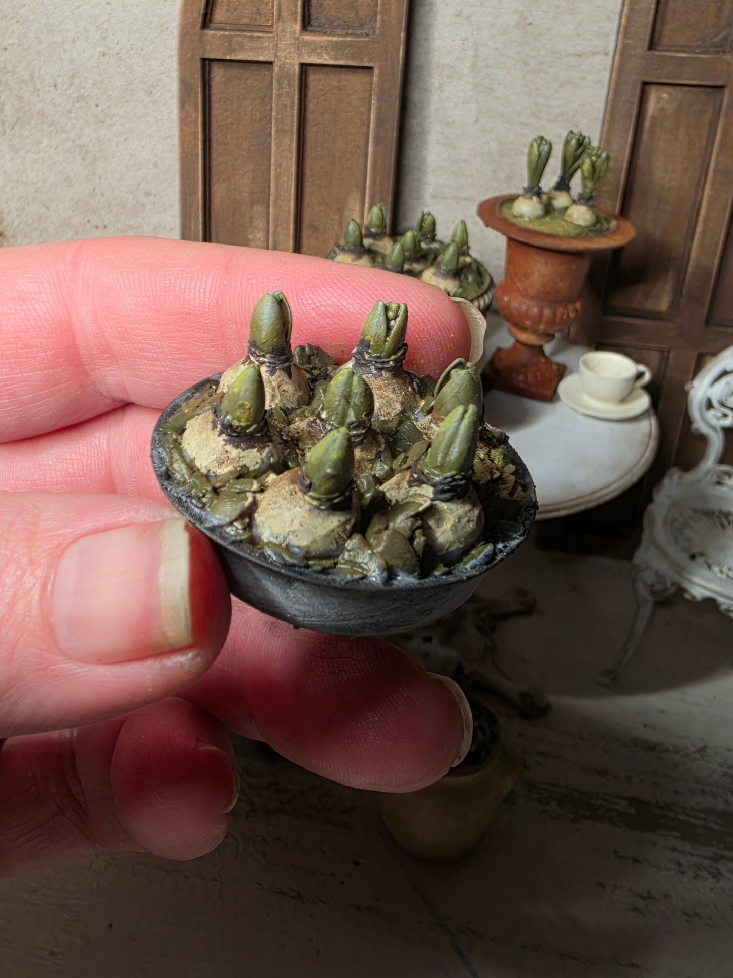 Miniatuur hyacinten druifjes in zinken schaaltje, schaal 1 op 12, poppenhuis, diorama