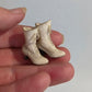Miniatuur Victoriaanse Schoentjes in Twee Kleuren – Elegantie uit Vervlogen Tijden