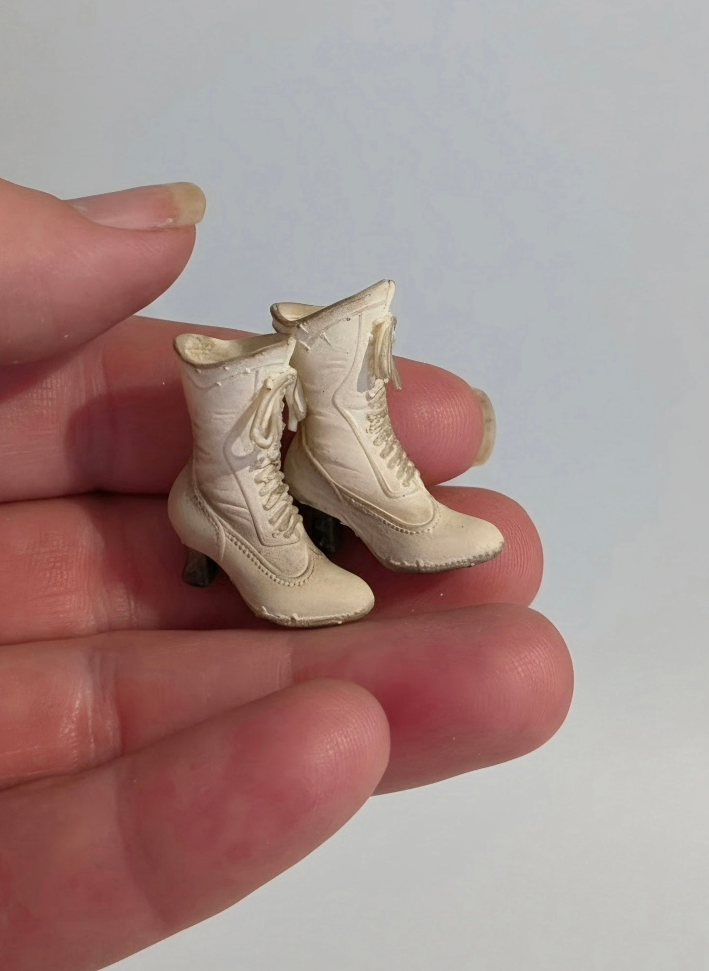 Miniatuur Victoriaanse Schoentjes in Twee Kleuren – Elegantie uit Vervlogen Tijden