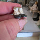 Handbeschilderd Victoriaans Miniatuur Schoentje – Brocante Decoratie in Miniatuur