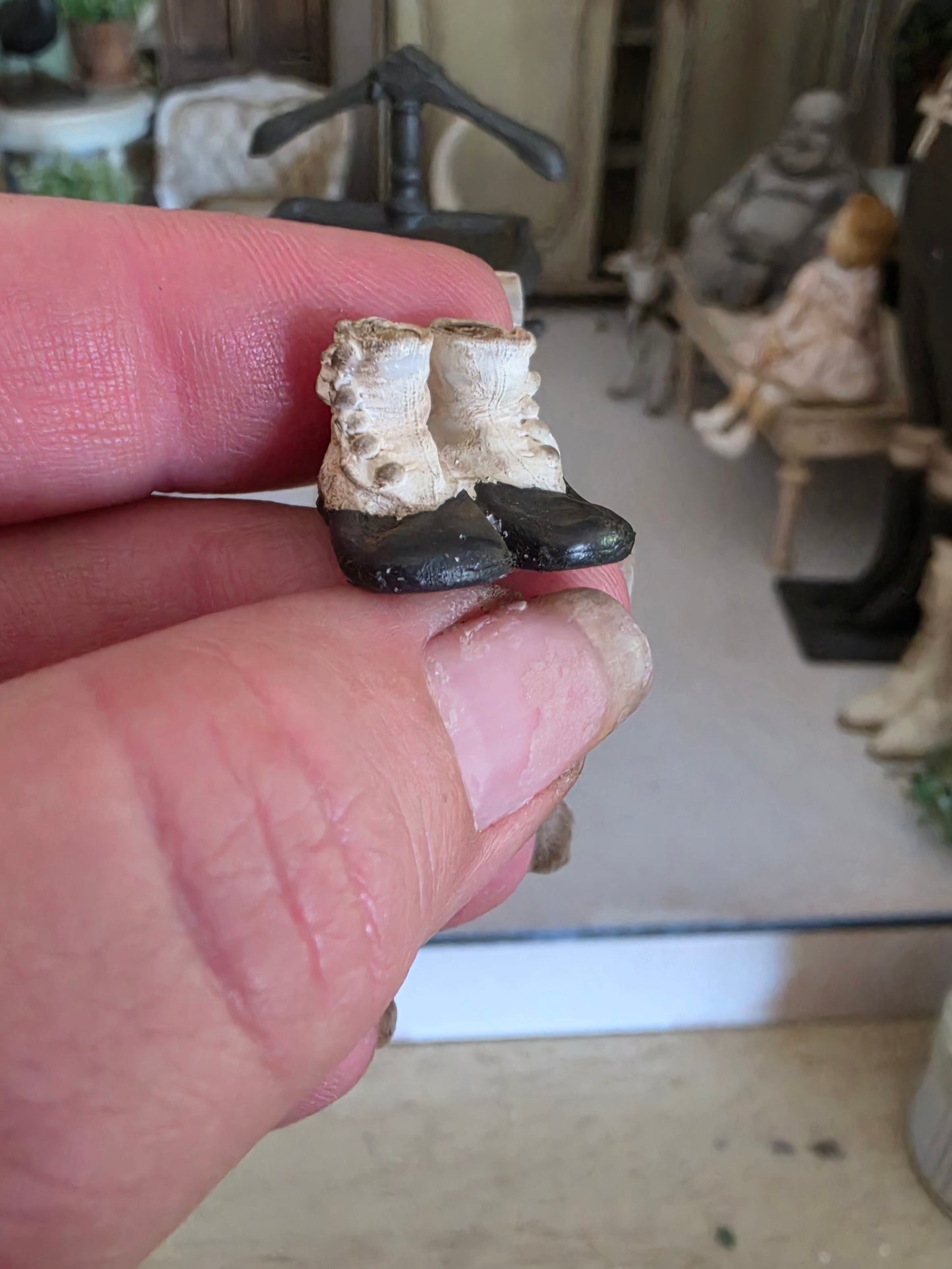 Handbeschilderd Victoriaans Miniatuur Schoentje – Brocante Decoratie in Miniatuur