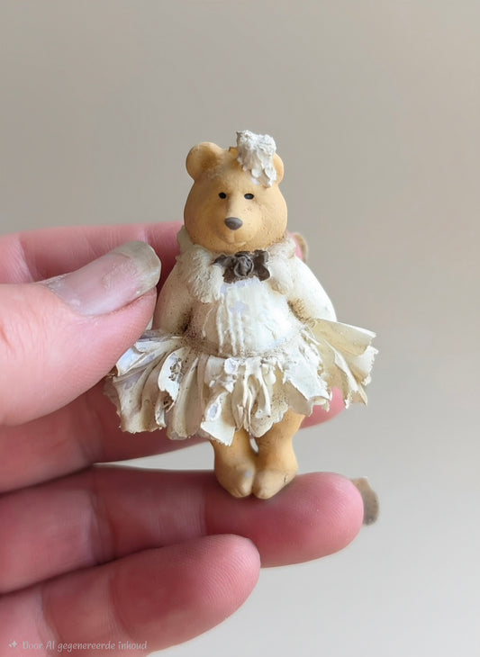 Romantische Miniatuur Beer in Jurkje 1:12 Handgemaakt en Handbeschilderd Uniek Poppenhuis Accessoire