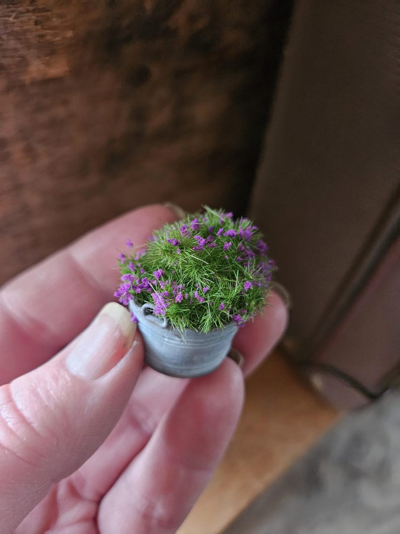 Miniatuur lila/paars plantje  1:12 – Resin – Zinken Teiltje – Poppenhuis Decoratie-Diorama