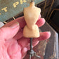 Miniatuur Duivenborst Paspop op Driepoot – Handgemaakt in Brocante Stijl 1:12