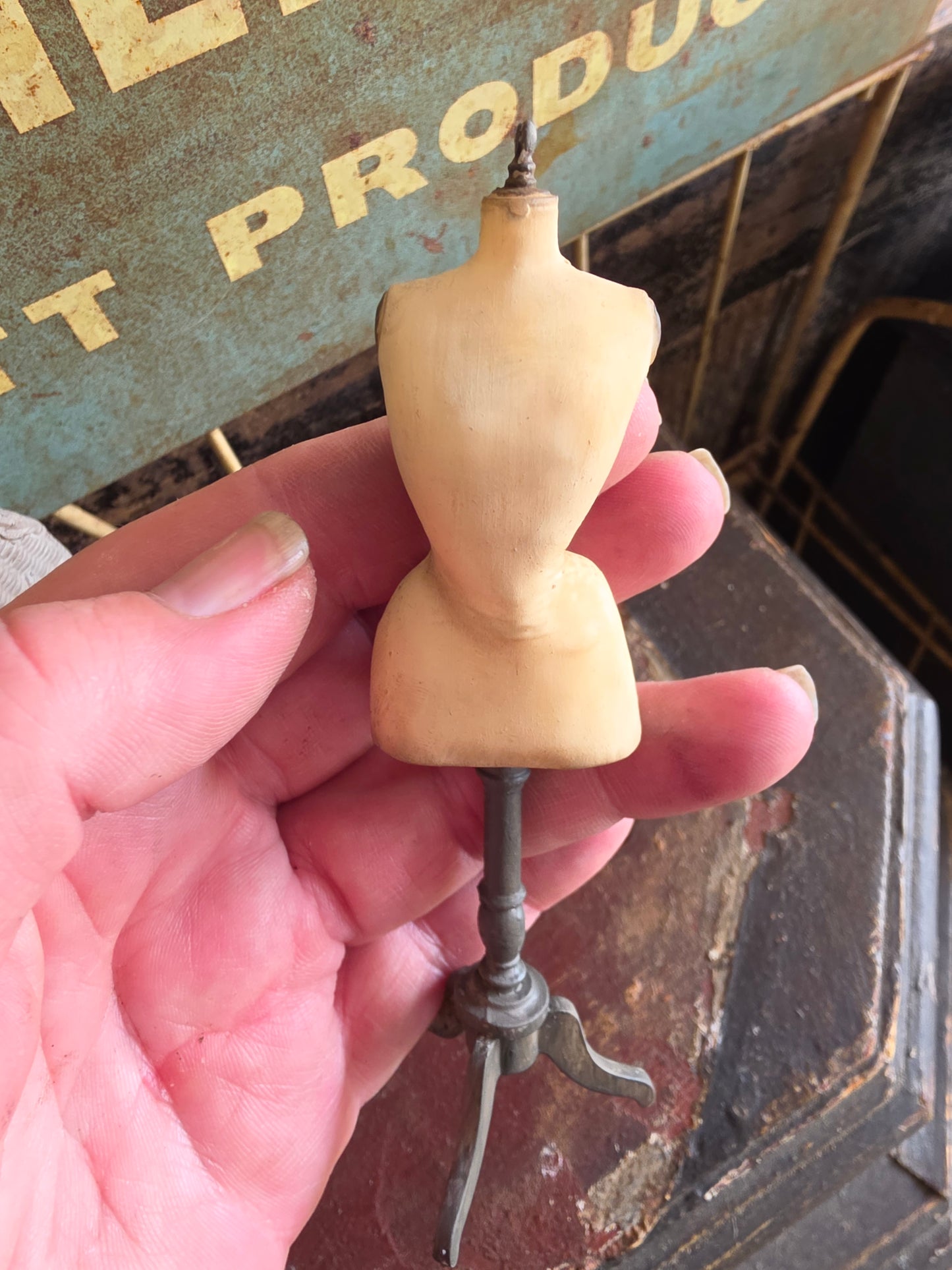 Miniatuur Duivenborst Paspop op Driepoot – Handgemaakt in Brocante Stijl 1:12