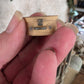 Miniatuur Brocante Ronde Koffertje 1:12 | Handgemaakt & Handbeschilderd | Resin Vintage Koffertje | Poppenhuis Accessoire