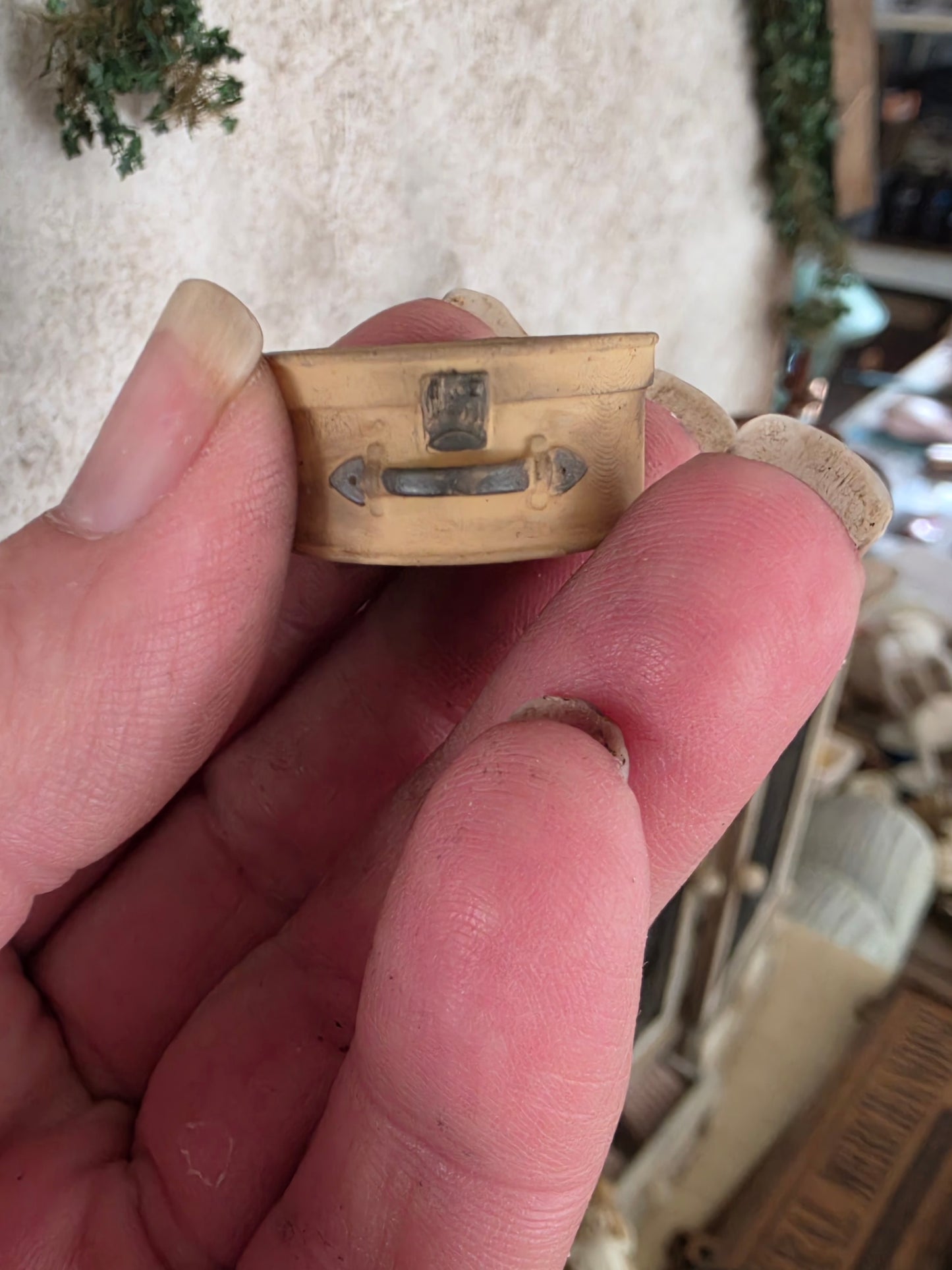 Miniatuur Brocante Ronde Koffertje 1:12 | Handgemaakt & Handbeschilderd | Resin Vintage Koffertje | Poppenhuis Accessoire