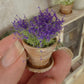 Miniatuur Lavendelplantje in Verweerd Terracotta Potje – Handgemaakt in Brocante Stijl 1:12