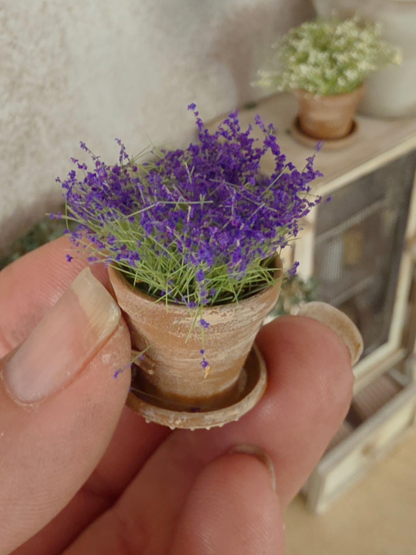 Miniatuur Lavendelplantje in Verweerd Terracotta Potje – Handgemaakt in Brocante Stijl 1:12