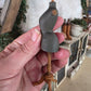 Miniatuur Duivenborst Paspop op Driepoot – Handgemaakt in Brocante Stijl 1:12