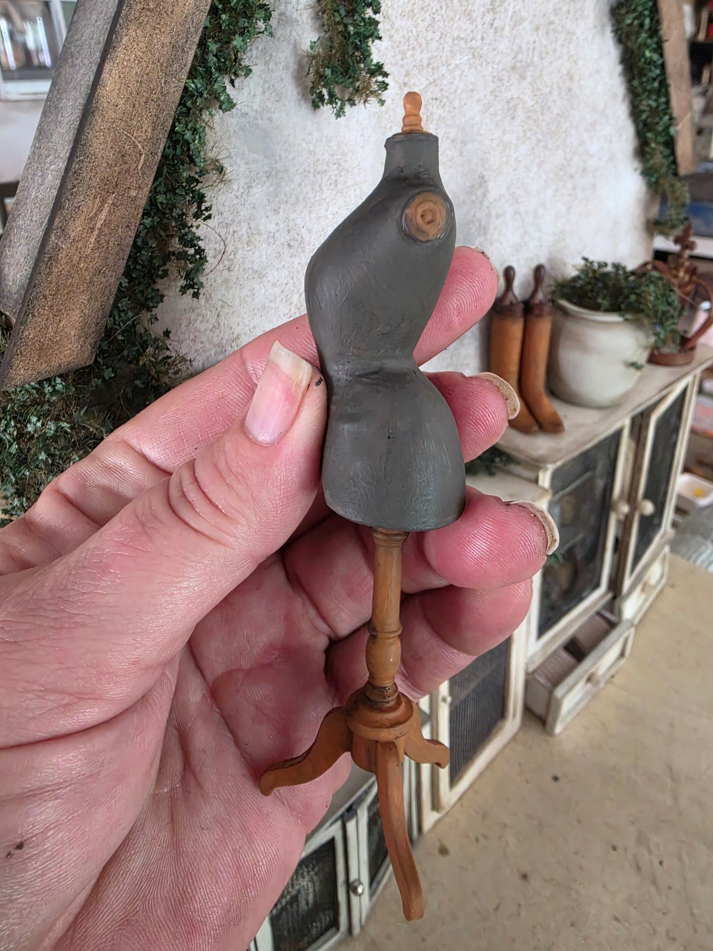 Miniatuur Duivenborst Paspop op Driepoot – Handgemaakt in Brocante Stijl 1:12