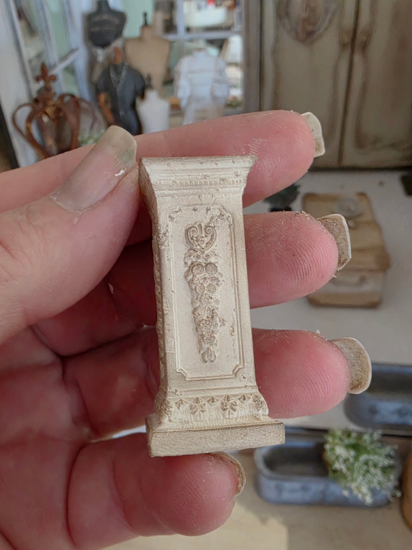Miniatuur Pedestal / Sokkel – Tijdloze Brocante Elegantie