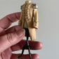 Miniatuur paspop met Beige Napoleon jas schaal 1 op 12 historisch poppenhuis decor (kopie)