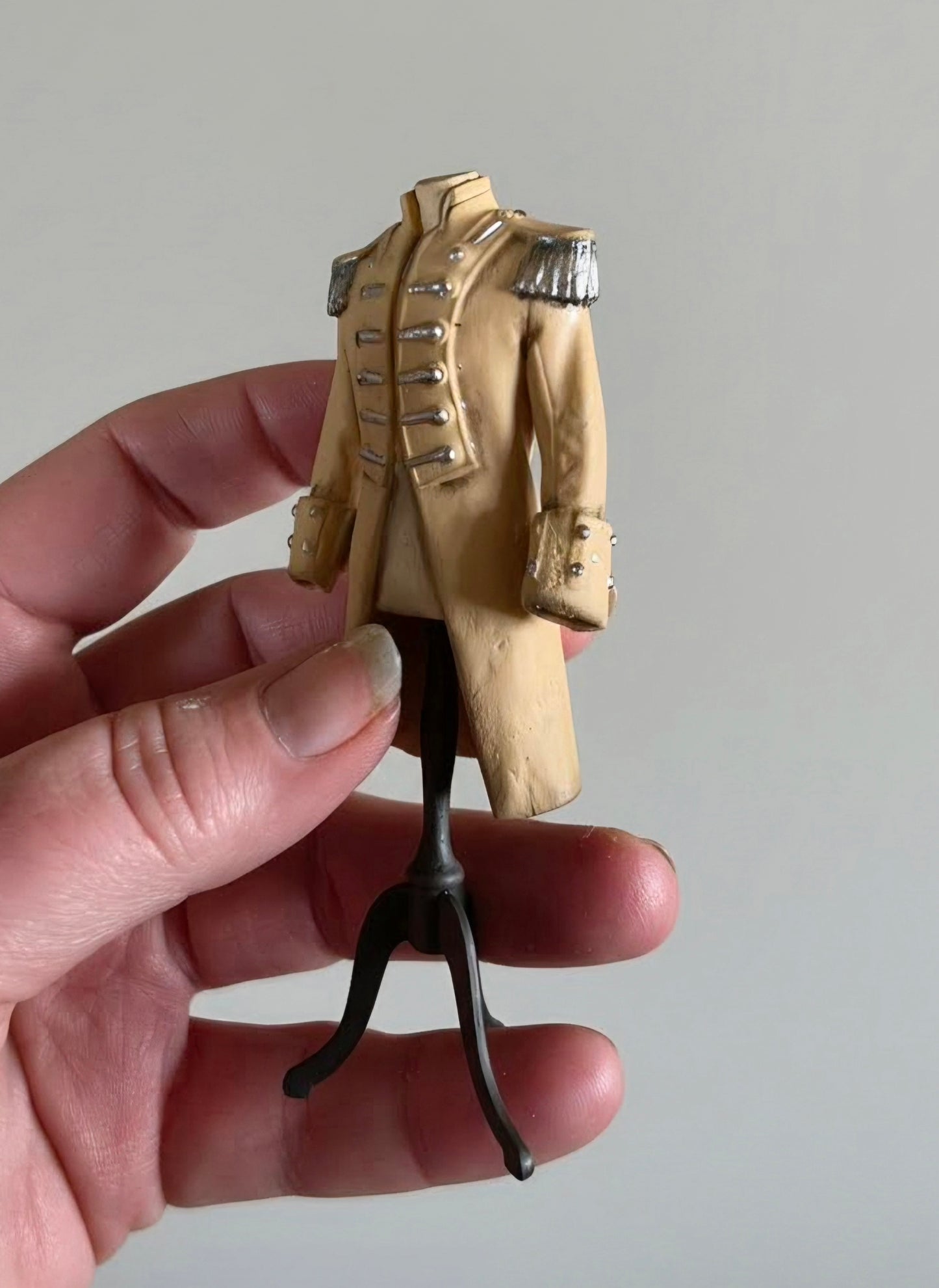 Miniatuur paspop met Beige Napoleon jas schaal 1 op 12 historisch poppenhuis decor (kopie)