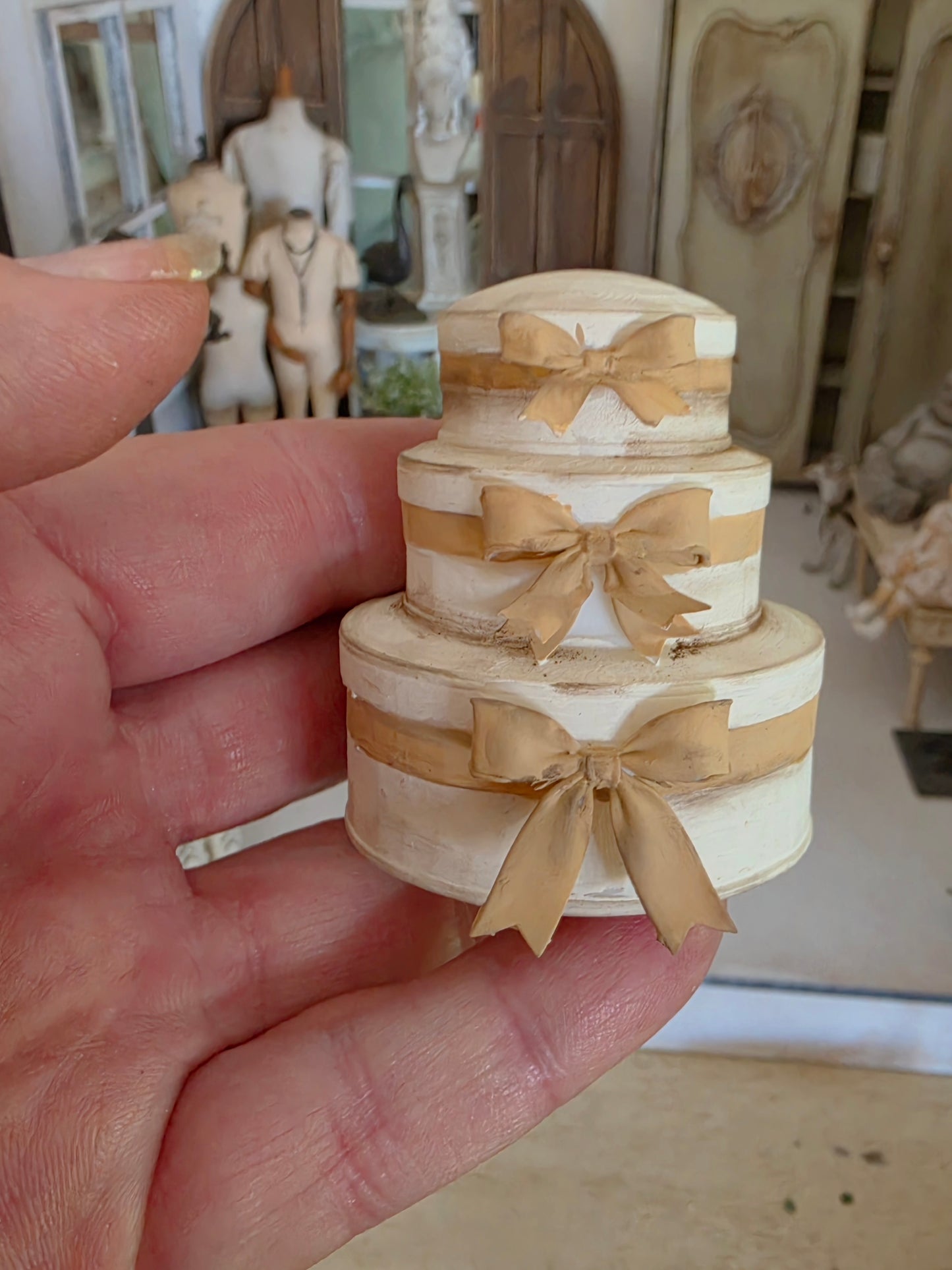 Miniatuur hoedendozen met strikken – brocante stijl