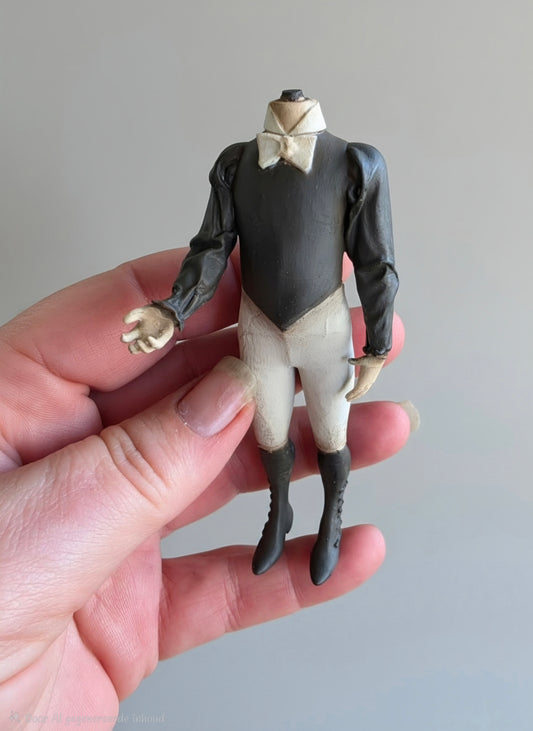 Miniatuur Napoleonpopje met Strikje – Franse Brocante Elegantie